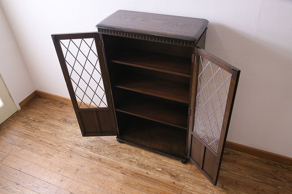 ヴィンテージ家具　【展示品】イギリスビンテージ　ニレ材　ステンドグラスが魅力のシックな本箱(収納棚、キャビネット)