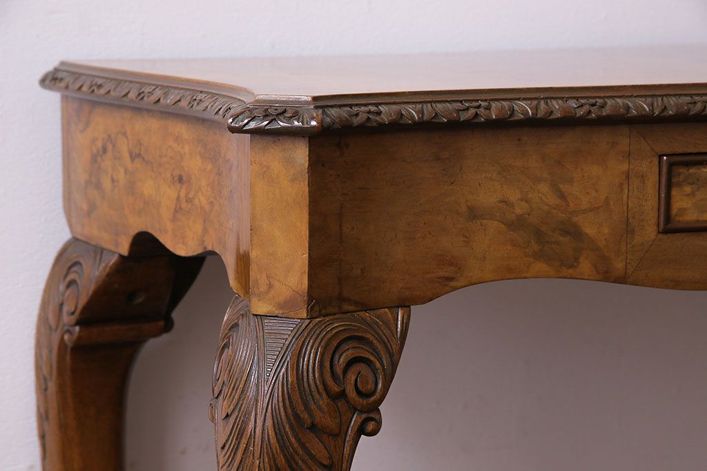 アンティーク雑貨　イギリスアンティーク　ウォールナット鳥眼杢材　細かな意匠が魅力のコンソールテーブル(サイドテーブル、花台)