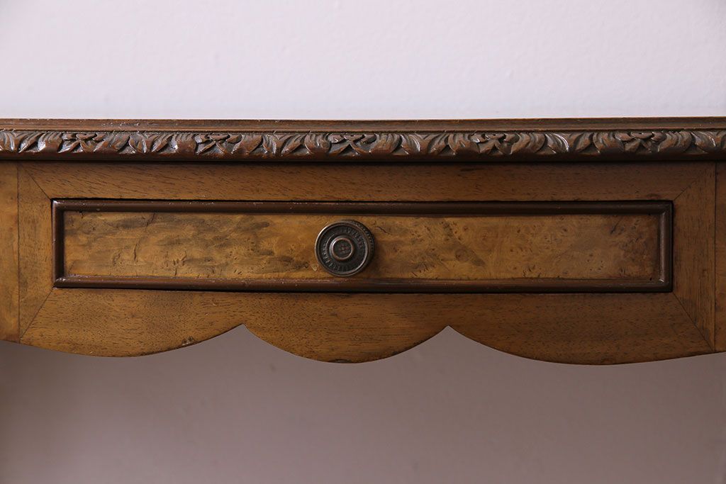アンティーク雑貨　イギリスアンティーク　ウォールナット鳥眼杢材　細かな意匠が魅力のコンソールテーブル(サイドテーブル、花台)