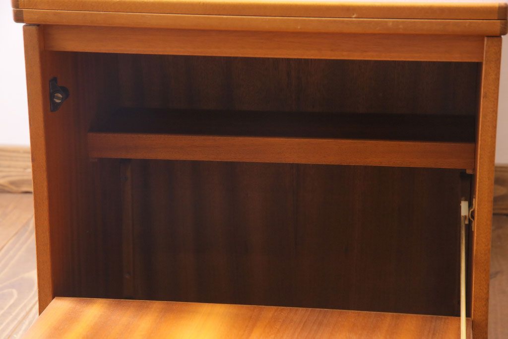 ヴィンテージ家具　北欧ビンテージ　チーク材　レア品!天板拡張式のネストテーブル(エクステンションテーブル、センターテーブル、サイドテーブル)