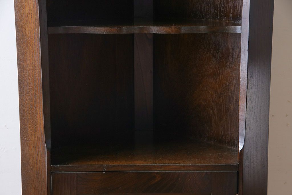 ヴィンテージ家具　イギリスビンテージ　シックで落ち着いた雰囲気のコーナーキャビネット(飾り棚、シェルフ)