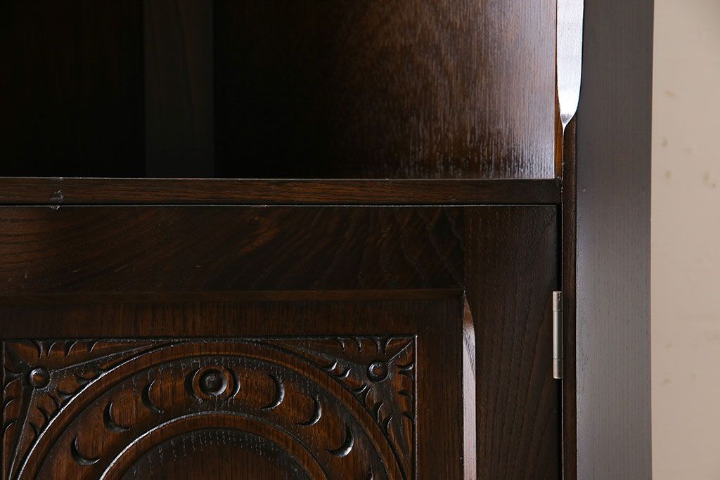 ヴィンテージ家具　イギリスビンテージ　シックで落ち着いた雰囲気のコーナーキャビネット(飾り棚、シェルフ)
