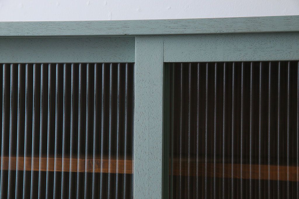 ラフジュ工房オリジナル　モールガラス入り　淡いグリーンペイントのウォールシェルフ(ウォールキャビネット、壁掛け収納棚、戸棚)