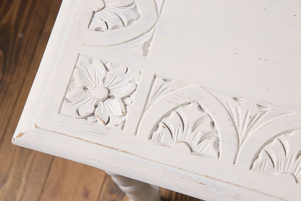 アンティーク家具　イギリスアンティーク　素朴な彫りが愛らしいアイボリーペイントのサイドテーブル(テーブル、コーヒーテーブル、花台)