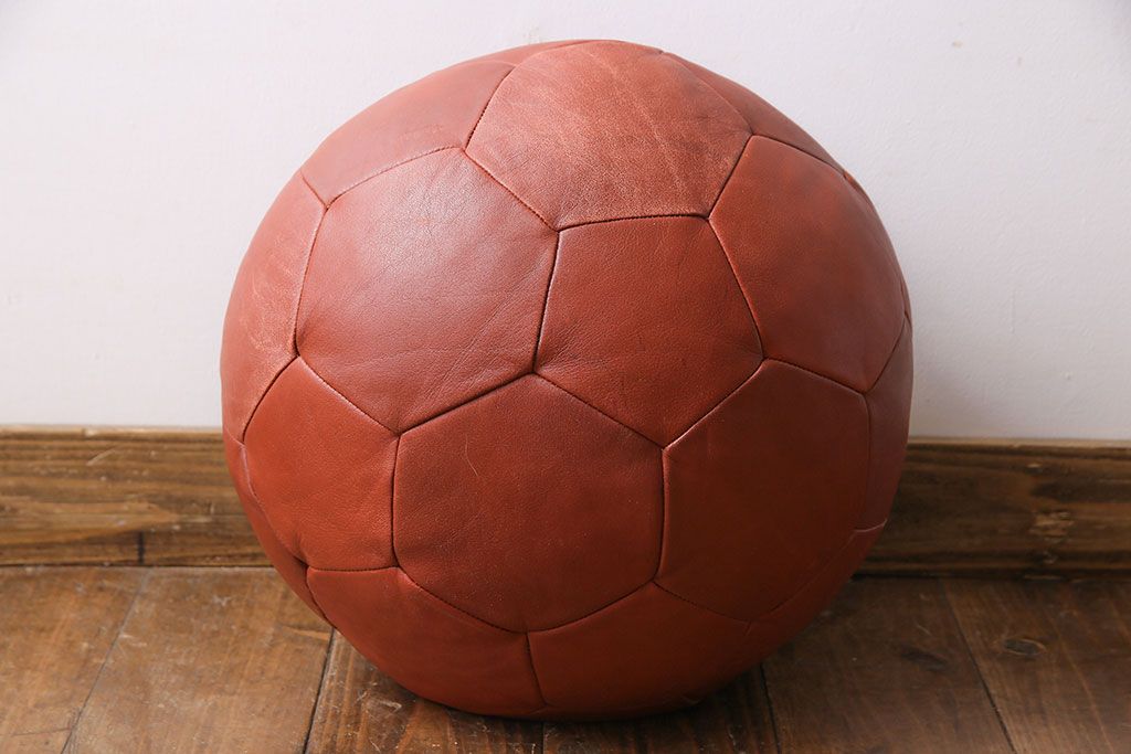 アンティーク雑貨　ビンテージ　de Sede(デセデ)　サッカーボール型　本革製クッション・レッドブラウン(ボールクッション)