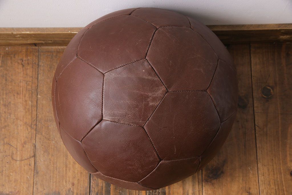 アンティーク雑貨　ビンテージ　de Sede(デセデ)　サッカーボール型　本革製クッション・ダークブラウン(ボールクッション)