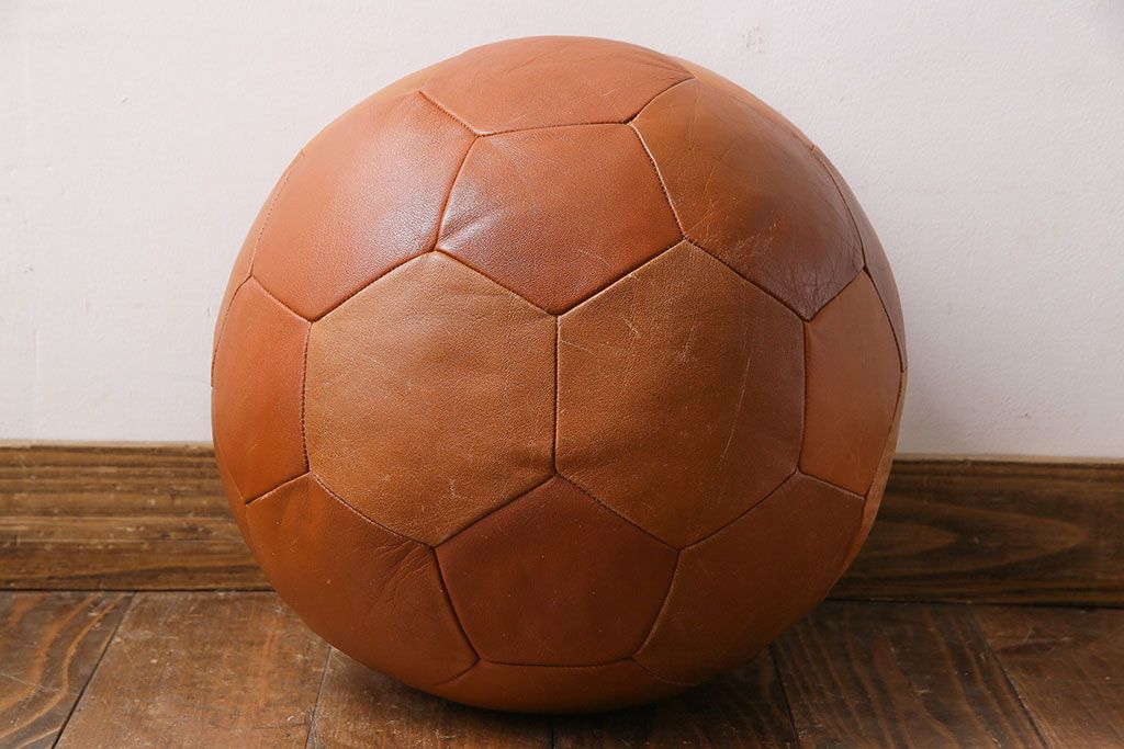 アンティーク雑貨　ビンテージ　de Sede(デセデ)　サッカーボール型　本革製クッション・ライトブラウン(ボールクッション)