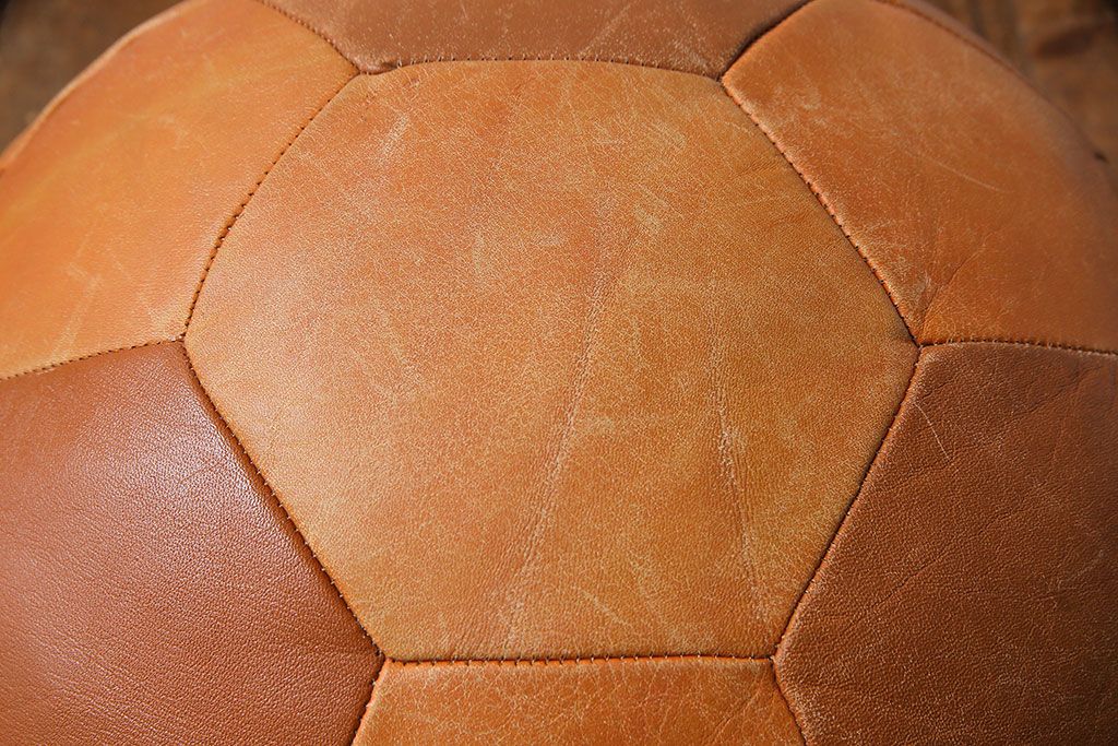 アンティーク雑貨　ビンテージ　de Sede(デセデ)　サッカーボール型　本革製クッション・ライトブラウン(ボールクッション)