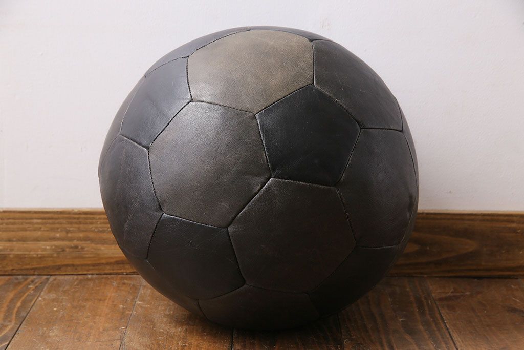 アンティーク雑貨　ビンテージ　de Sede(デセデ)　サッカーボール型　本革製クッション・バイカラーブラック(ボールクッション)