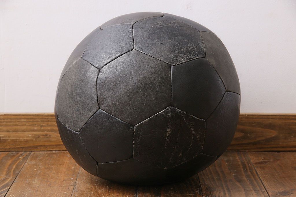 アンティーク雑貨　ビンテージ　de Sede(デセデ)　サッカーボール型　本革製クッション・バイカラーブラック(ボールクッション)
