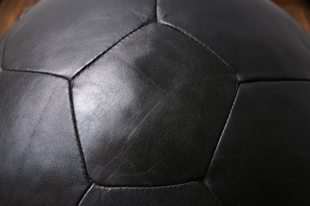 アンティーク雑貨　ビンテージ　de Sede(デセデ)　サッカーボール型　本革製クッション・ブラック(ボールクッション)(1)
