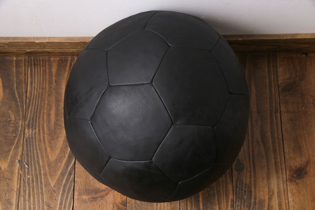 アンティーク雑貨　ビンテージ　de Sede(デセデ)　サッカーボール型　本革製クッション・ブラック(ボールクッション)(2)
