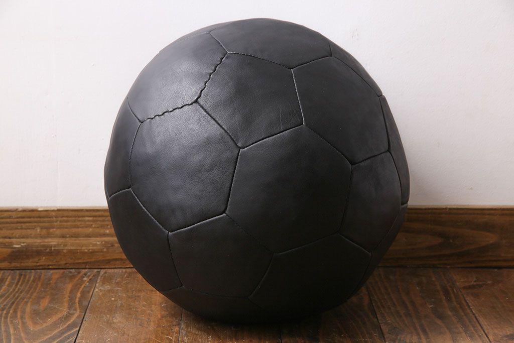 アンティーク雑貨　ビンテージ　de Sede(デセデ)　サッカーボール型　本革製クッション・ブラック(ボールクッション)(2)