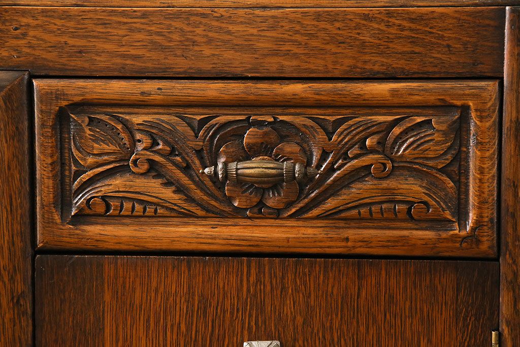 アンティーク家具　イギリスアンティーク　オーク材　緻密な装飾が美しいサイドボード(サイドキャビネット、収納棚)