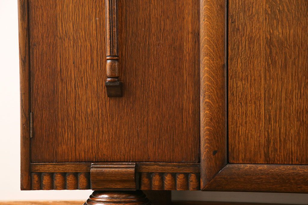 アンティーク家具　イギリスアンティーク　オーク材　緻密な装飾が美しいサイドボード(サイドキャビネット、収納棚)