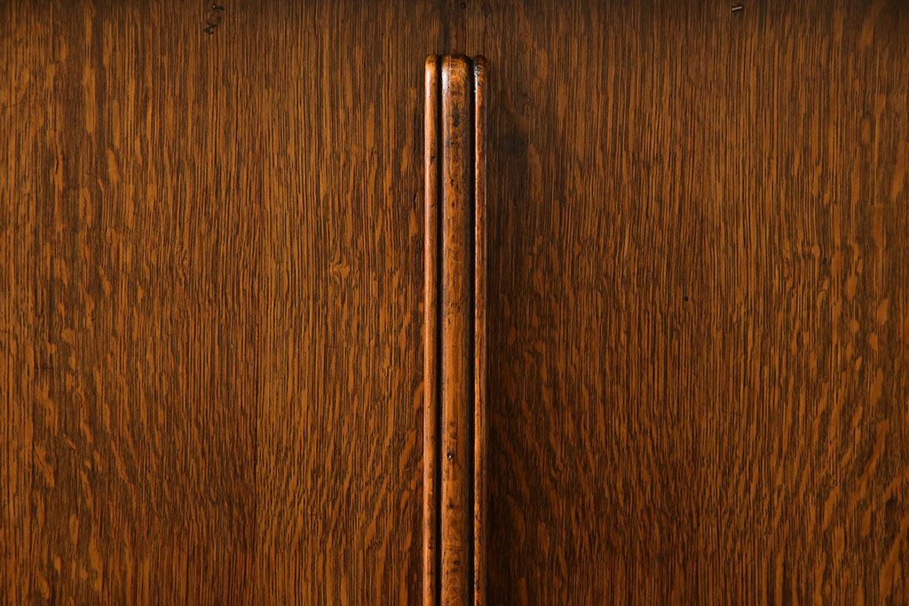 アンティーク家具　イギリスアンティーク　オーク材　緻密な装飾が美しいサイドボード(サイドキャビネット、収納棚)
