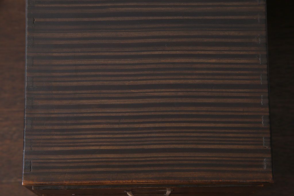 アンティーク家具　昭和初期　黒檀　味わい深い模様張りの小引き出し(引き出し)