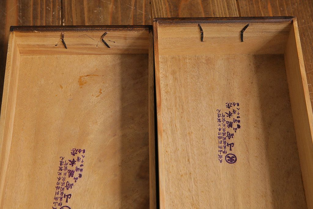 アンティーク家具　昭和初期　クスノキ材　艶やかな杢目の小引き出し(引き出し)