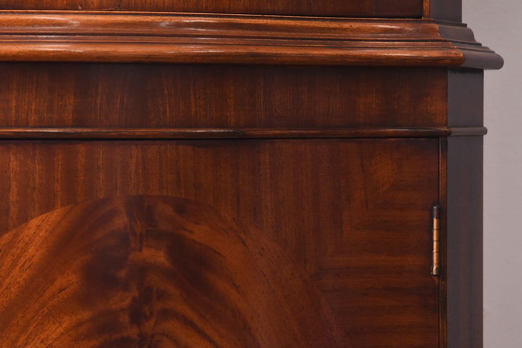 ヴィンテージ家具　イギリスビンテージ　ウォールナット材　杢目が美しいコーナーキャビネット(飾り棚、戸棚)