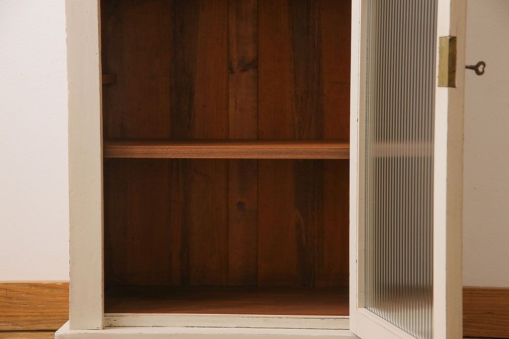 ペイント家具　イギリス製　モールガラス入り　愛らしいデザインのサイドチェスト(チェスト、収納棚)