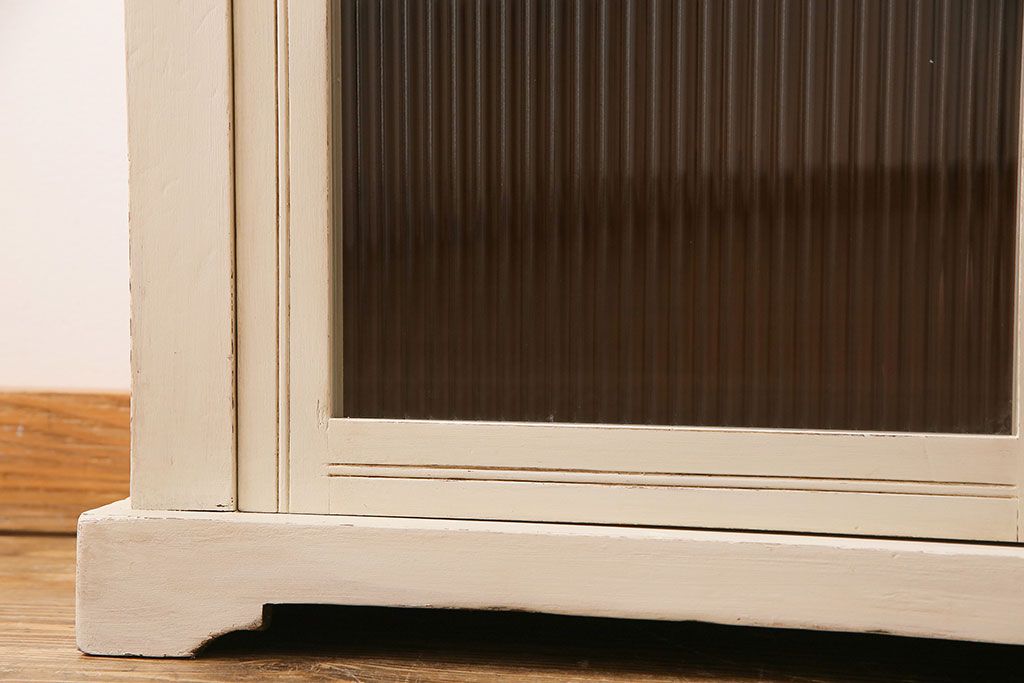 ペイント家具　イギリス製　モールガラス入り　愛らしいデザインのサイドチェスト(チェスト、収納棚)