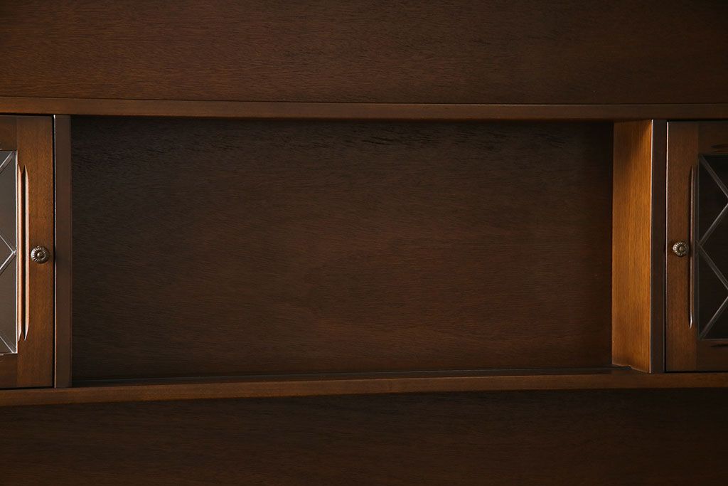 ヴィンテージ家具　イギリスビンテージ　オーク材　クラシカルな雰囲気漂うカップボード(食器棚、飾り棚、キャビネット)