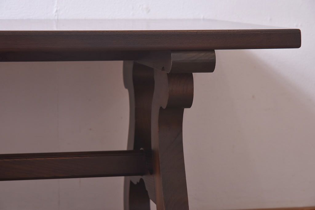 アンティーク家具　イギリス製　脚のシルエットが個性的なセンターテーブル(リビングテーブル)