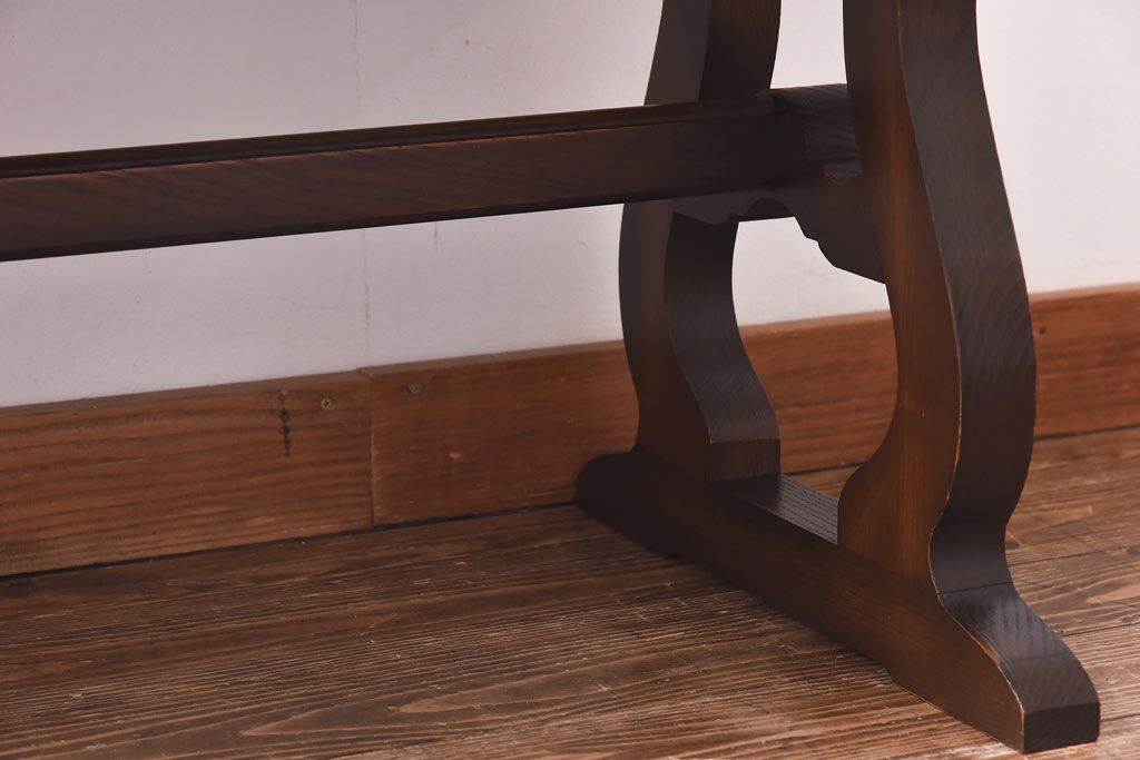 アンティーク家具　イギリス製　脚のシルエットが個性的なセンターテーブル(リビングテーブル)