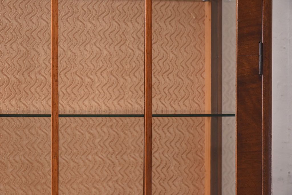 アンティーク家具　イギリスアンティーク　ウォールナット材　シンプルな中に上品さが漂うガラスケース(ショーケース、飾り棚、陳列棚)