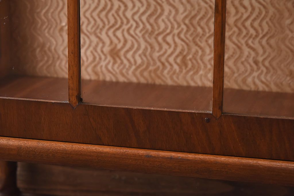 アンティーク家具　イギリスアンティーク　ウォールナット材　シンプルな中に上品さが漂うガラスケース(ショーケース、飾り棚、陳列棚)