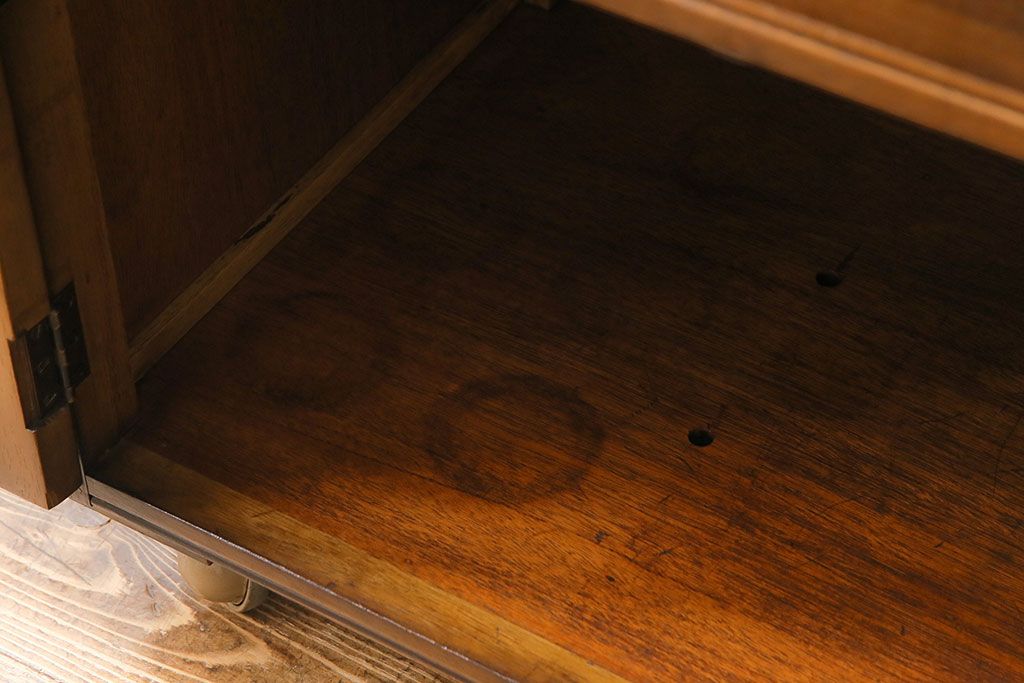 ヴィンテージ家具　イギリスビンテージ　木の風合いが味わい深さを放つキャスター付きサイドキャビネット(サイドワゴン、サイドテーブル、飾り棚、花台)