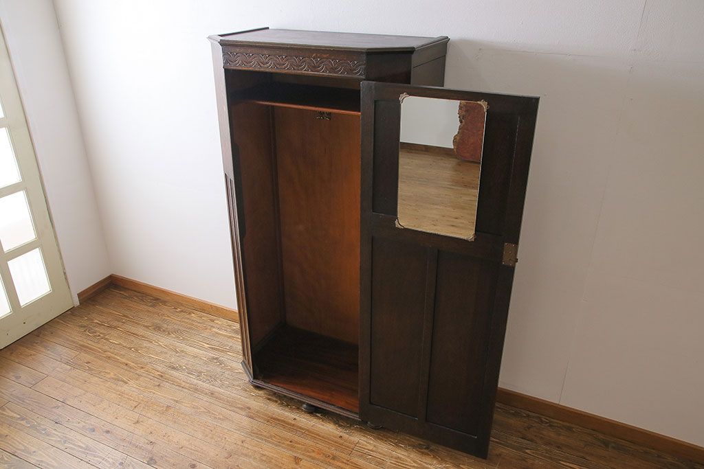 アンティーク家具　イギリスアンティーク　オーク材　六角形のフォルムがお洒落なワードローブ(洋服タンス、収納棚)