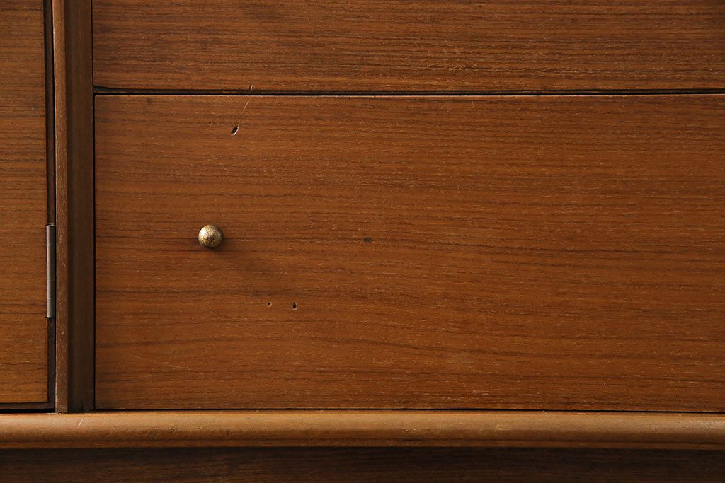 ヴィンテージ家具　イギリスビンテージ　ALFRED COX(アルフレッド・コックス)　球体の取っ手が特徴的なサイドボード(キャビネット)