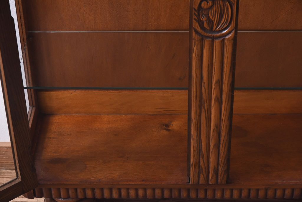 アンティーク家具　イギリスアンティーク　オーク材　植物モチーフの意匠が魅力のショーケース(ガラスケース、キャビネット)