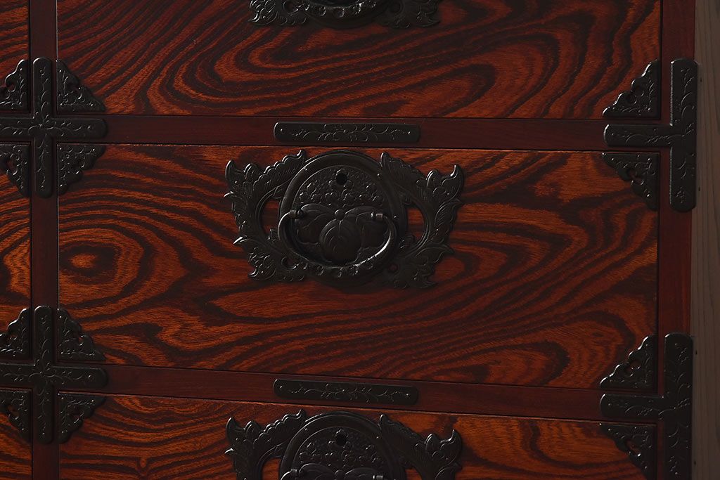 中古　岩谷堂箪笥　鮮明な木目と金具が存在感を放つチェスト(衣装箪笥、和タンス、整理箪笥)
