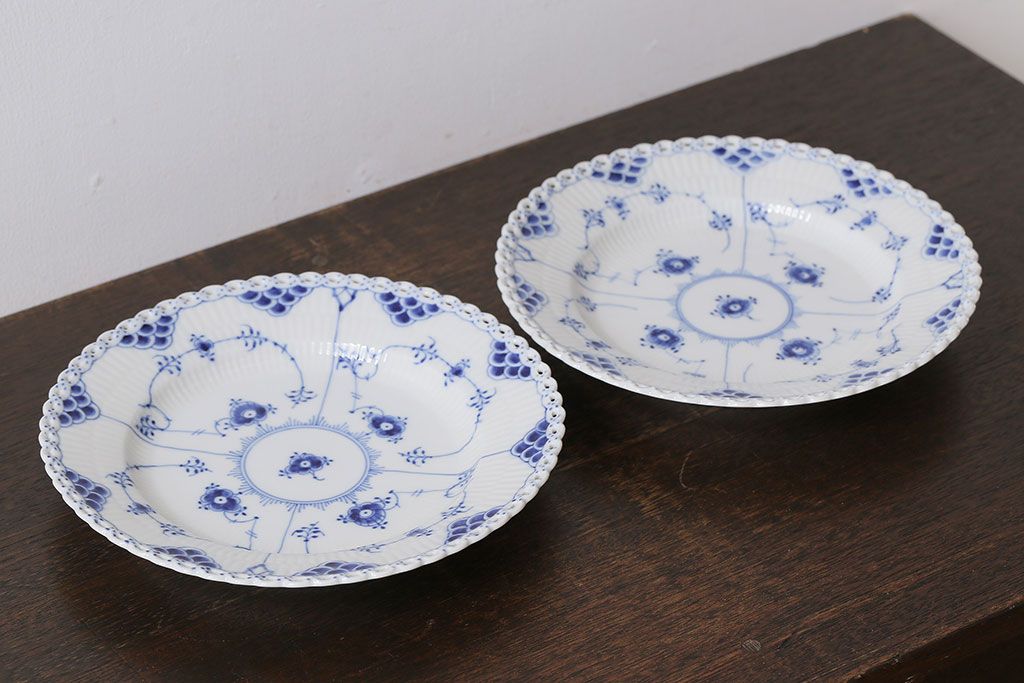 中古　ROYAL COPENHAGEN(ロイヤルコペンハーゲン)　ブルーフルーテッド　フルレース　23cmプレート2枚セット(洋食器)(定価約7万6千円)(1)