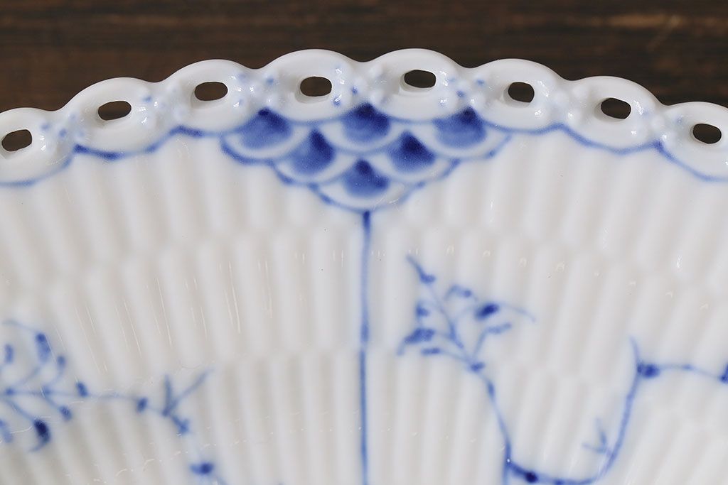 アンティーク雑貨　中古　ROYAL COPENHAGEN(ロイヤルコペンハーゲン)　ブルーフルーテッド　フルレース　25cmディーププレート2枚セット(プレート、洋食器)(定価約8万6千円)(3)
