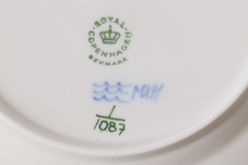 中古　ROYAL COPENHAGEN(ロイヤルコペンハーゲン)　17.5cm　ブルーフルーテッドフルレース　プレート2枚セット(洋食器)(定価約6万5千円)(3)