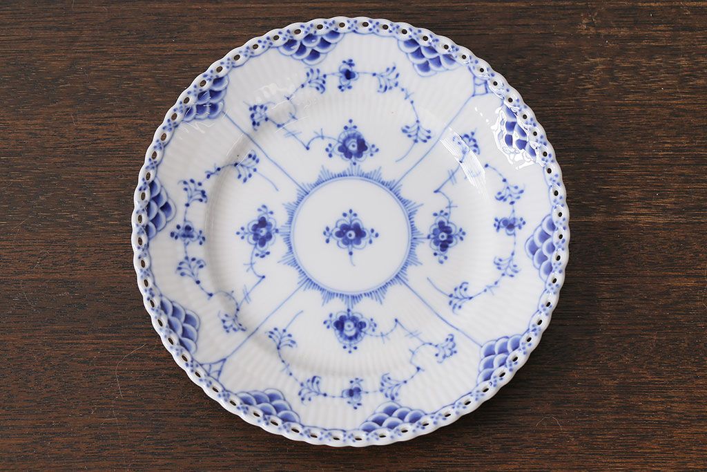 中古　ROYAL COPENHAGEN(ロイヤルコペンハーゲン)　ブルーフルーテッド　フルレース　17.5cmプレート2枚セット(洋食器)(定価約6万5千円)(1)