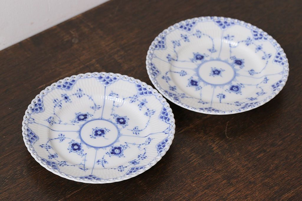 中古　ROYAL COPENHAGEN(ロイヤルコペンハーゲン)　ブルーフルーテッド　フルレース　17.5cmプレート2枚セット(洋食器)(定価約6万5千円)(2)