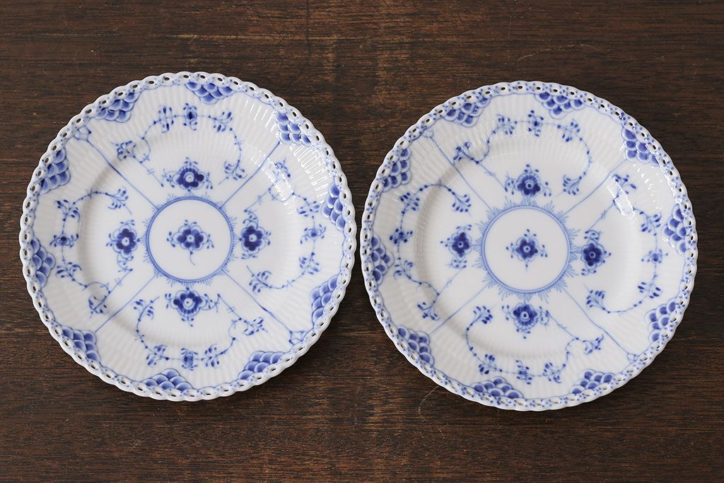 中古　ROYAL COPENHAGEN(ロイヤルコペンハーゲン)　ブルーフルーテッド　フルレース　17.5cmプレート2枚セット(洋食器)(定価約6万5千円)(2)