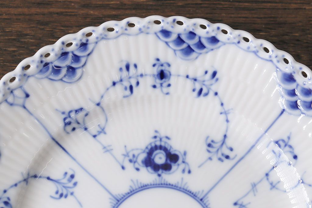 中古　ROYAL COPENHAGEN(ロイヤルコペンハーゲン)　ブルーフルーテッド　フルレース　17.5cmプレート2枚セット(洋食器)(定価約6万5千円)(2)