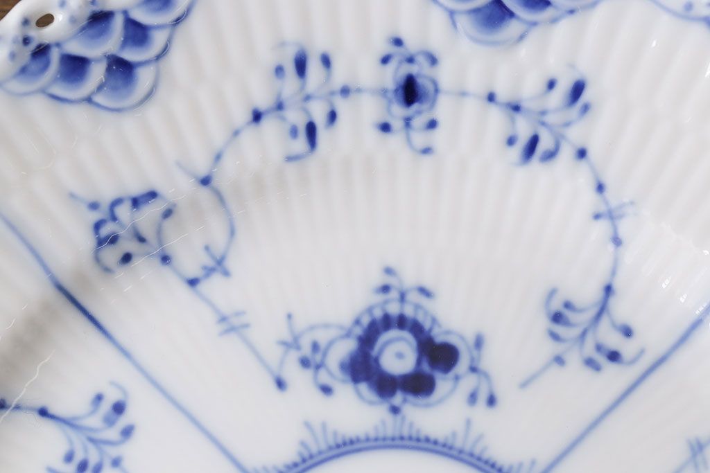 中古　ROYAL COPENHAGEN(ロイヤルコペンハーゲン)　ブルーフルーテッド　フルレース　17.5cmプレート2枚セット(洋食器)(定価約6万5千円)(2)