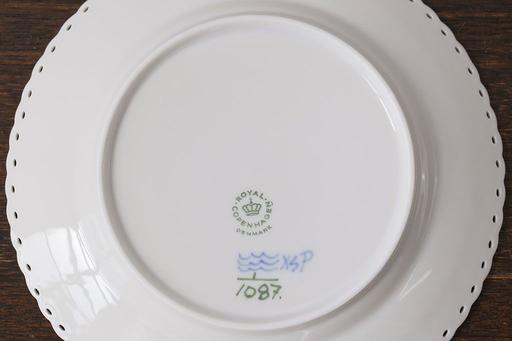 中古　ROYAL COPENHAGEN(ロイヤルコペンハーゲン)　ブルーフルーテッド　フルレース　17.5cmプレート2枚セット(洋食器)(定価約6万5千円)(2)