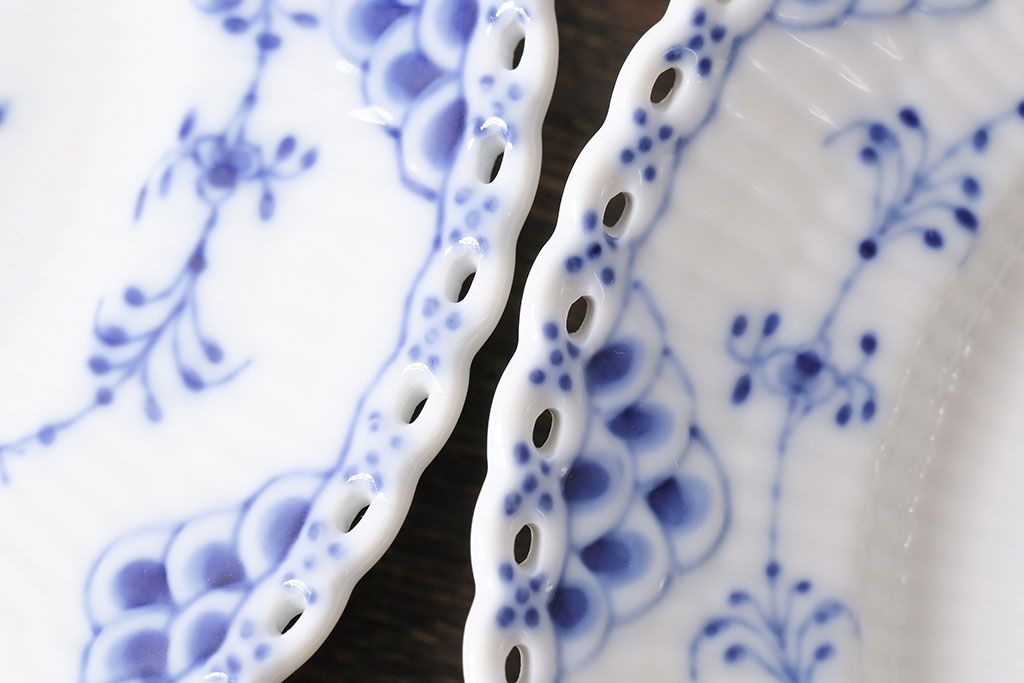 アンティーク雑貨　中古　ROYAL COPENHAGEN(ロイヤルコペンハーゲン)　ブルーフルーテッド　フルレース　19.5cmディーププレート2枚セット(プレート、洋食器)(定価約6万5千円)(1)