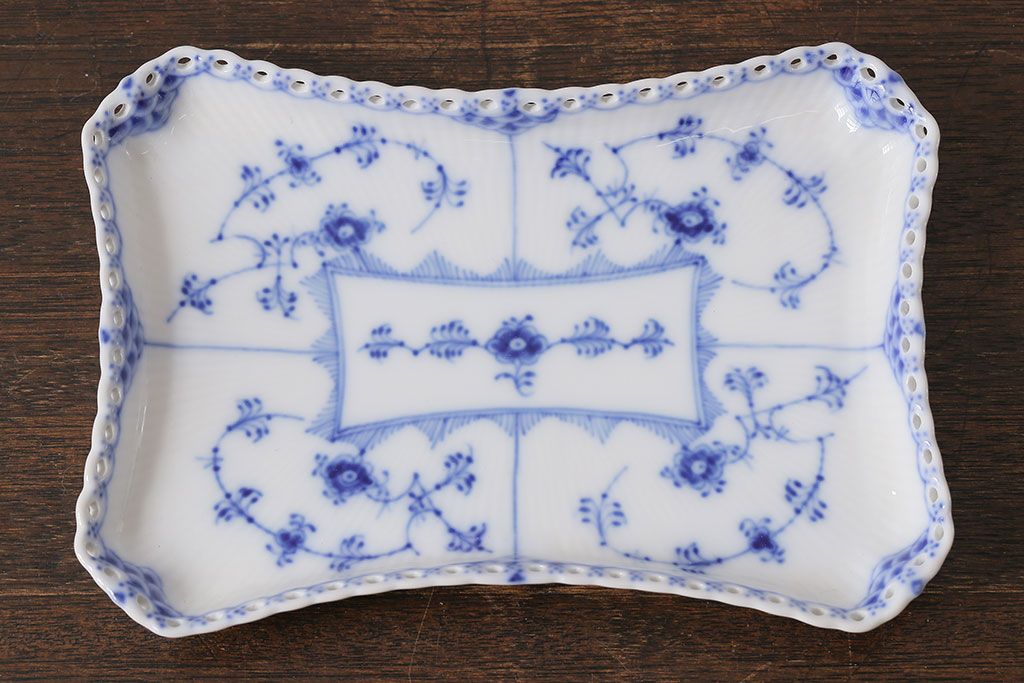 アンティーク雑貨　中古　ROYAL COPENHAGEN(ロイヤルコペンハーゲン)　ブルーフルーテッド　フルレース　 スクエアプレート(トレイ、洋食器)(定価約4万8千円)(1)