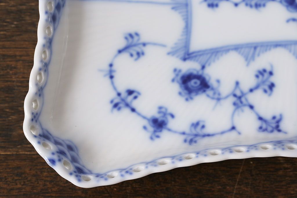 アンティーク雑貨　中古　ROYAL COPENHAGEN(ロイヤルコペンハーゲン)　ブルーフルーテッド　フルレース　 スクエアプレート(トレイ、洋食器)(定価約4万8千円)(1)