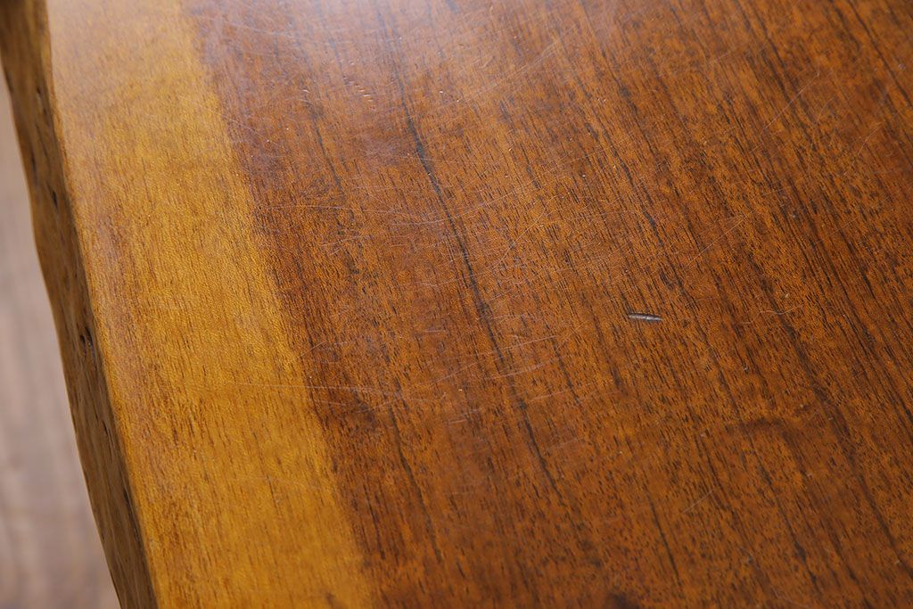 中古　国産品　天板一枚板!　モンキーポッド材　金褐色と木目が目を引くダイニングテーブル(作業台)