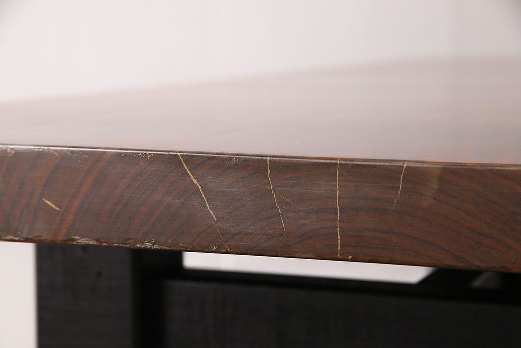 中古　国産品　天板一枚板!　モンキーポッド材　金褐色と木目が目を引くダイニングテーブル(作業台)