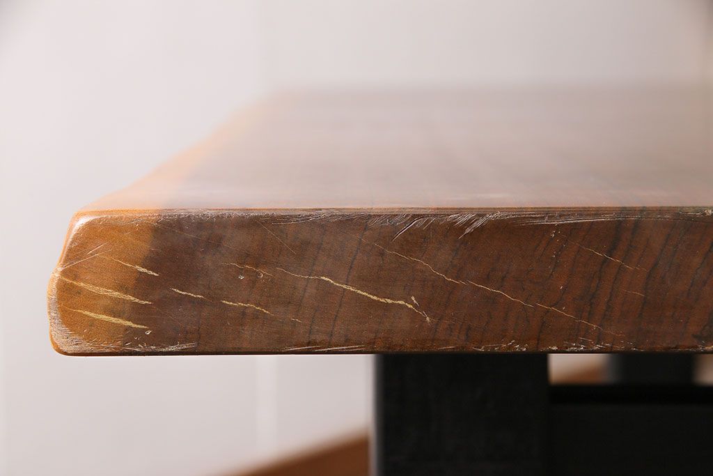 中古　国産品　天板一枚板!　モンキーポッド材　金褐色と木目が目を引くダイニングテーブル(作業台)